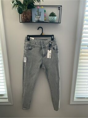 refuge High-Rise Push-Up Jeans in Light Gray